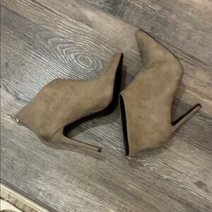 So Me Women's Tan Pointy 4” Heel Goth Ankle Booties Back Zipper New Without Box